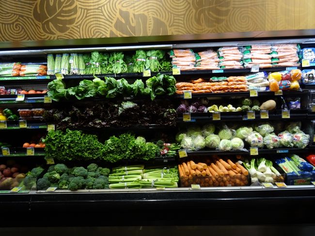 休憩した後、1Fにあるフードランドファームで買い物です。<br />野菜がきれいに並んでますね。