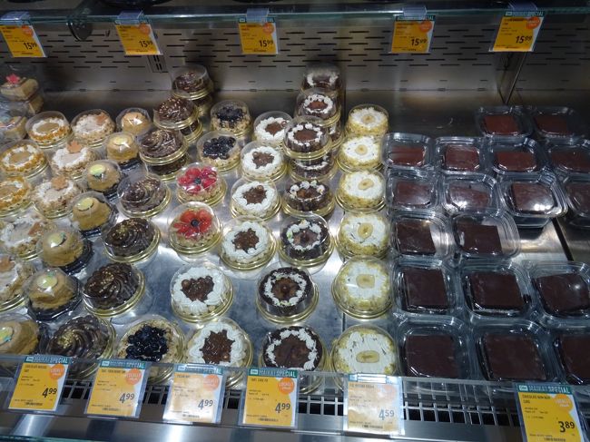 ケーキもたくさんあります。サイズも小さめで食べきりサイズです。