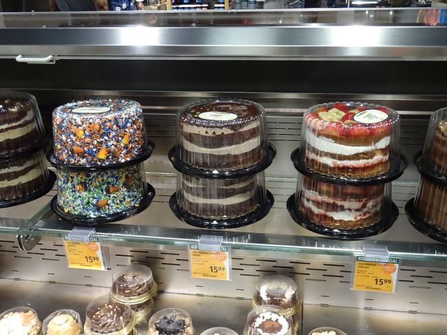 左のホールケーキ、すごい色ですね。