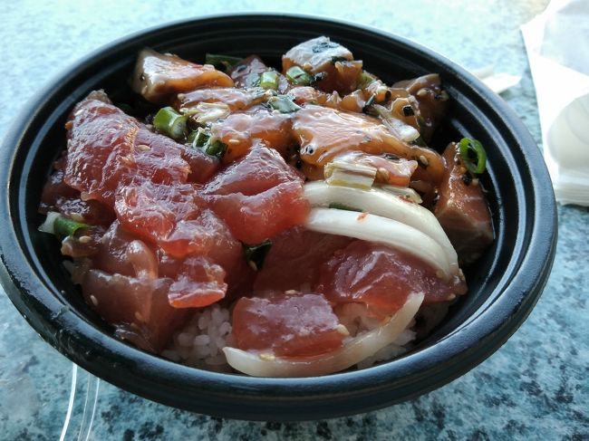 ポケ丼はご飯は白米か玄米か選択でき、ポケも3種類まで選ぶことができますが、マグロとサーモンの2種類にしてもらいました。<br />お魚が新鮮ですごい美味しかったです。