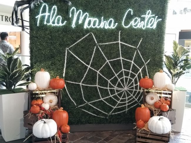 で、アラモアナに到着。ハロウィンのオブジェが置いてありました。