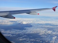 富士山の近くを飛行。
右側のシートにしてて正解だった。
香港の情勢悪化の影響か、機内はガラ空き。
3列シート全てを一人で使わせてもらいました。