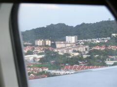 着陸直前のペナン島の景色。
空港の真横にもかかわらず、けっこう建物が建ってますね！
騒音気にならないのかな！？
18:45着。予定より20分早く到着しました。