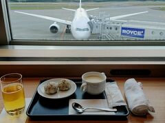 新千歳空港DPラウンジ　
この日は朝から曇天ながら穏やかなお天気となった。軽めの朝食としてパンとスープをいただいた。