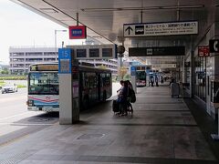 新千歳 8:00発のJAL500便は、ほぼ定刻に羽田に到着、連絡バスで国際線ターミナルへ移動する。スーツケースを持たずに移動できるのはありがたい。
