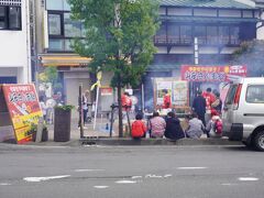 朝早く電車に乗ってまず最初に降り立ったのは小田原駅！
さんま祭りがおこなわれていました。
駅前はさんまの良い香り！
寄りたかったのですが、時間がないので先へ進んでいきます。