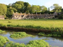 《Bibury》

もう午後8時過ぎですが、お夕食前に村を一巡りしてみます。

コルン川の向こう側に見えるのが有名な『アーリントン・ロウ』