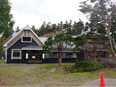 　旧奥行臼駅逓所。駅逓所というのは北海道独特の制度なのかしら。明治の開拓期に、荷物の運搬なんかのために馬を貸し出したり、宿を提供するために設けられた施設らしいけど。江戸時代の宿場と似たイメージ？ ナウでヤングな現代っ子の私にはよく分かりませんな。

　この建物は国の史跡に指定された後、数年掛けて改修工事を行い、今年ようやく一般公開されるようになったようで。

　建物の前に車を停めると、そばの仮設便所から出てきたオッサンが近づいてくる。どうやらこのオッサンは施設の案内人らしい。
＜ヽ｀∀´＞「向かって右手の三分の一ほどの北棟が、大正の駅逓所の建物で、残りは昭和に旅館だった頃に改築されたものなんですよ」