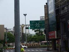台南にいくつかある多道路ロータリーです。
このあと、南門路を南に下って五妃廟に向かいます。