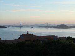 この日は淡路島の南端にある、うずしお温泉うめ丸に泊まりました。
美しい鳴門大橋が部屋からも見えます。