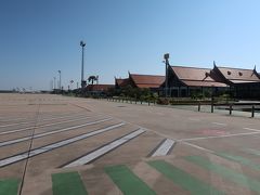 １　ますます簡単、カンボジアのアライバル・ビザ：Visa On Arrival

アンコールワット観光の拠点、シエム・リアップ：Siem Reap　国際空港に着いたのは朝9時過ぎであった。まず、やることはカンボジアの入国ビザの現地取得。2019年10月現在、手続きは、ブログやガイドブックの記載より、さらに簡素化され、限りなく入国税に近づいていた。

きれいなターミナルビルに入って「VISA」と大書された場所に向かうと、
「こっち、こっち」と係官が手招き。
「パスポート出して」と、英語でのやり取り開始。
「えっ、申請書類は要らないの？」
「不要です。写真も要りません。はい、それでは、30ドルを隣りの係官に払ってね」
「はあい」
「30ドル受け取りました。カウンターの端の方へ進んで待っててね」
「はあい」
その後、5分くらいで名前を呼ばれて1カ月有効のツーリストビザ取得完了。

続いて、入国審査、預入れ荷物引き取り、税関スタッフに機内で配られた申告用紙を出してチェックを受けると、もう仕切りのドアを開けるだけ。飛行機のタラップを降りて地面に足が着いた瞬間から30分くらいの、あっという間の出来事であった。