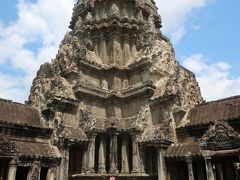 高さ65ｍの主塔も眼の前に堂々と立っていた。お堂全体を背景に記念写真を撮ってもらったら、自分の姿の何と小さかったこと。ヒンドゥー教や仏教の描く宇宙の広大さに、改めて感じ入った。

汗がひくまで石の床に腰掛けて、天上の世界の聖なる空気を吸った。
「この主塔、内部に階段とかあって、てっぺんまで行けるのかなあ？」