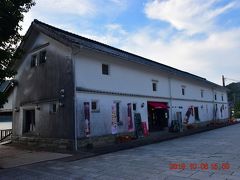 旧三角海運倉庫(西港明治館)
https://www.city.uki.kumamoto.jp/kankou/q/aview/113/91.html

1887年(明治20年)に建てられた土蔵白壁つくりの荷揚げ倉庫。
現在はレストラン、2004年(平成16年)に国登録有形文化財に指定されています。