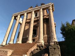 アントニヌスピウスとファウスティーナ神殿かな。
遺跡の名前が覚えられない。