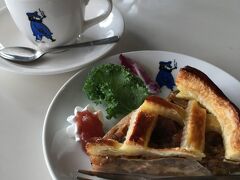 野尻湖畔のカフェで。いつもFacebookで拝見している美味しそうなスィーツをいただきに行きました。この日ルバーブパイでした。
ちょっと作業中に足をケガをしてしまったのですが、病院帰りの私を癒してくれる甘さでした。。。