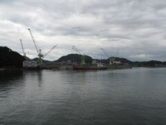 瀬戸内海の清々しい空気、遠く造船所からの音。
駅を出た瞬間から雰囲気に飲み込まれます。
生活の歴史を感じる、まがい物ではない重厚感というか。