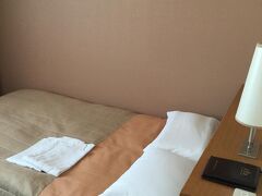今日の宿泊は
ザ　クラウンパレス新阪急高知
この ベッドカバーが ちょこっと 汚い
何が付いたら こんな黒いシミになるのだろうかと
ベッドカバーは白がいいなぁ
