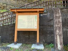 高瀬家の奇応丸の石塔。当時の時代を感じさせる。