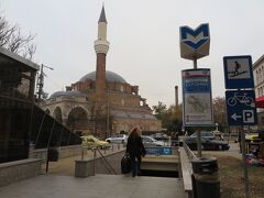 中央市場の向かいにはバーニャ・バシ・ジャーミアという大きなモスクがあります。