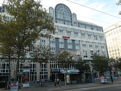 宿泊するマリオットホテル（Vienna Marriott Hotel）にチェックインしました。スーツケース等を部屋に置いて、身軽ないで立ちで美術館に向かいます。