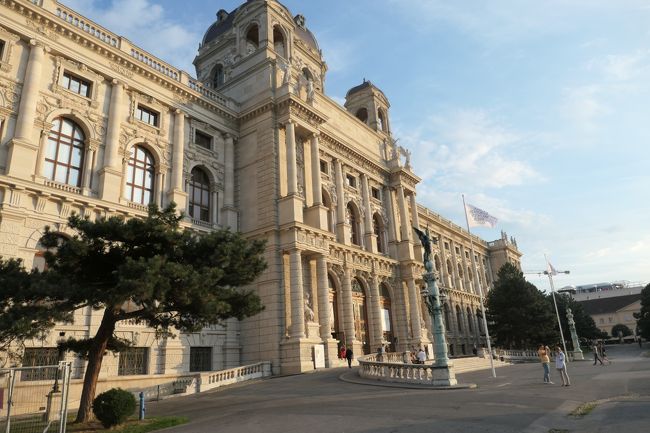 メトロの停車駅から美術史美術館までの距離は100mほどで、歩いて数分で到着しました。夕方6時過ぎでしたが、チケット売り場に短い行列が出来ていました。<br />木曜日は夜の9時まで美術館が開いていることを知って訪れる人が結構多い感じです。入場料15ユーロを支払って美術館に入りました。