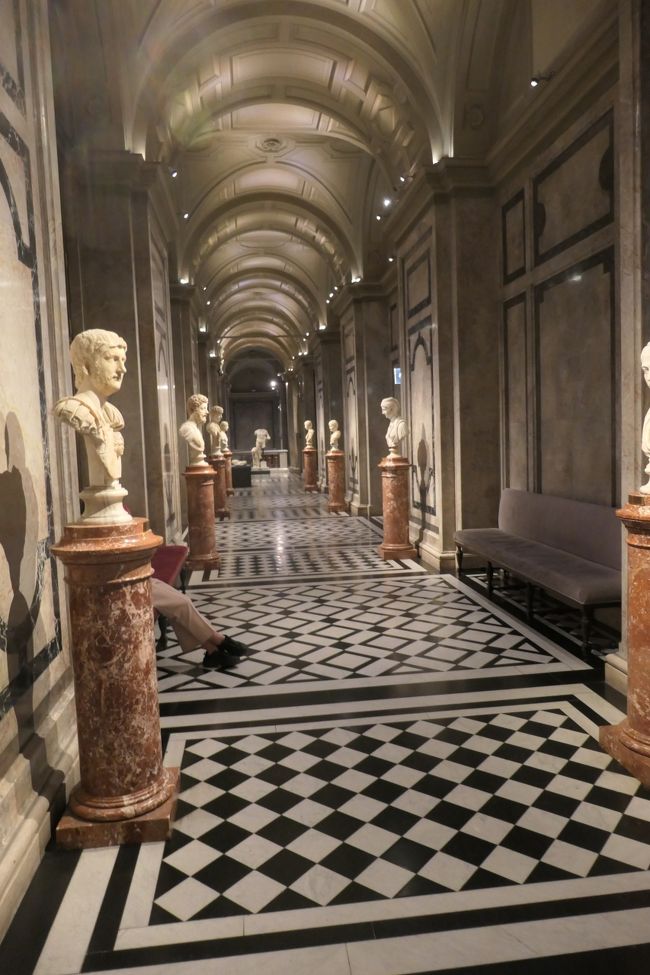 美術史美術館は中世に描かれた素晴らしい絵画が有名ですが、彫刻や工芸品も展示されています。前回までの美術館訪問では絵を見ただけで、その他の展示品は見学しませんでした。今回、彫像なども見学しました。<br />絵画が展示されていた階の下にある0.5階に「古代エジプト・オリエントコレクション」や「古代ギリシャ・ローマコレクション」が展示されていました。