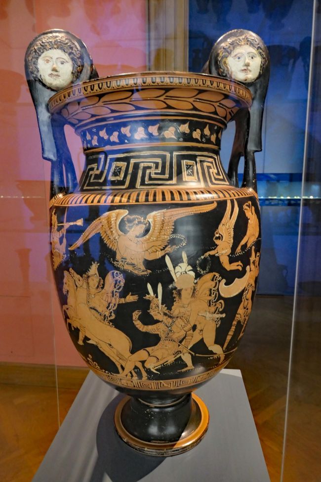 古代ギリシャの壺です。描かれているのはギリシャ神話のシーンでしょうか？