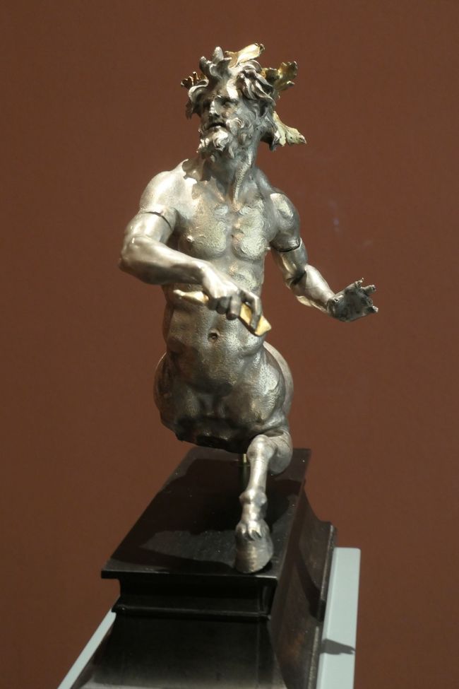 躍動感のあるギリシャ時代の彫像です。