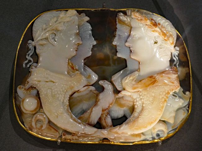 四人の若者の横顔と鷹が彫られた見事なカメオです。