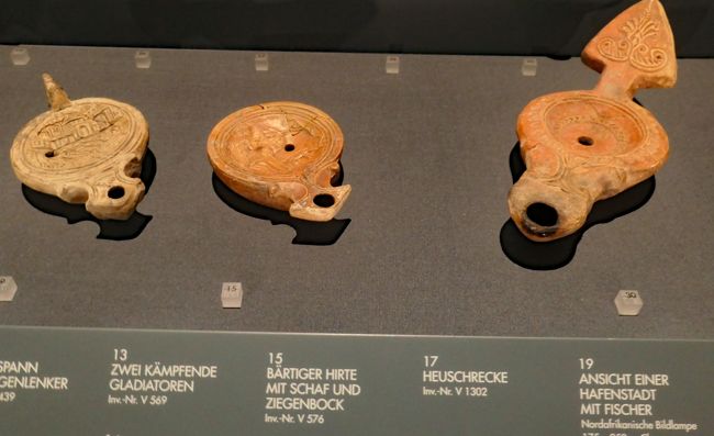 古代ギリシャ時代に使われていたランプです。ランプは庶民も使っていた日用品ですが、唐草などの繊細な模様が彫り込まれています。一端が黒くなっているのはランプで火を燃やした際にできた炭のようです。