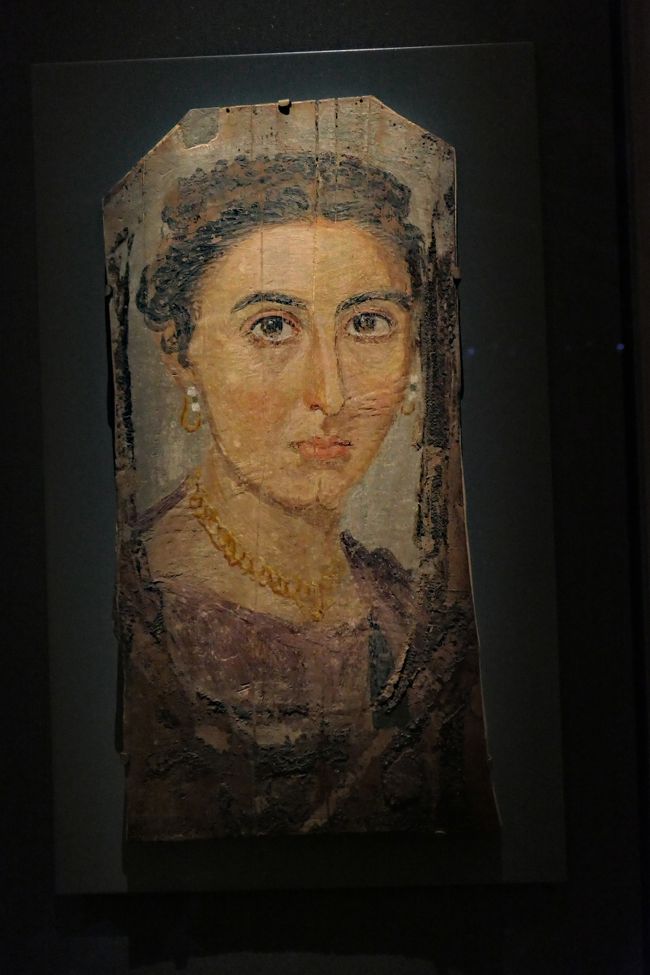 この絵は古代エジプト埋葬品で、埋葬されていた女性が描かれています。紀元前1000～2000年頃にエジプトで生活していた女性ですが、髪型や装飾品は現代と大きく異なってはいません。この絵を描いた画家の技術レベルも高いと思います。