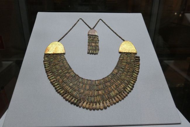 古代エジプトの第5から第6王朝初め頃(2450-2350BC)に造られた首飾りです。