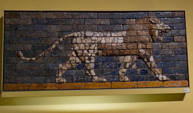 メソポタミアで発見された「バビロンの歩くライオンの煉瓦レリーフ」で古代バビロニア時代に造られたものです。イスタンブールの考古学博物館にも同じスタイルのライオン像がありました。複数個所にこの像が残されていることは、「歩くライオン像」をバビロニアの人々が気に入っていたことの証と思います。