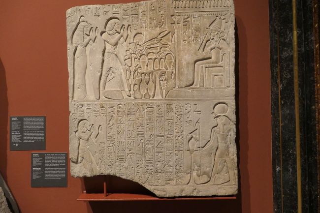 石板に描かれた古代エジプトの絵とクサビ形文字（ヒエログリフ）です。アメンホテプIII世の時代（1410-1372BC)に造られたお墓のレリーフで埋葬者とその妻についての記述だそうです。