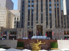 30 Rock（ロックフェラー・センター）。３０年ほど前、初めてNYに来た時から、２０回くらいNYに来ていると思うのですが（数えたことないけど）、ほぼ毎回ここで写真撮ってて、同ポジで自分の経年変化を見るのも面白いです。後ろの高いビルには展望台がありますが、私はエンパイアステート・ビルの展望台の方が好き。テレビ局NBCの見学コーナーもあります。