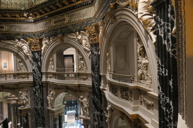 宮廷雰囲気を感じさせてくれる彫刻です。