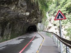 山が道路に覆いかぶさっています。