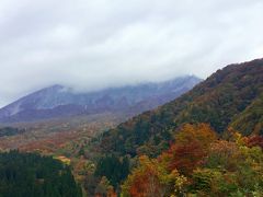 大山のパンフレットの表紙写真で見て、是非実際に見に行ってみたい!と強く思った、鍵掛峠から見た景色…。　遠くの方は厚い雲に覆われていてちょっと残念ですが、それでもそれなりにキレイな紅葉ですよね!