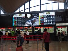 花蓮駅です。まだまだ発車まで１時間くらいあります。

インターネットで予約する時、１本前の列車は満席だったんです。でも、窓口でもう一度聞いてみればよかったかな。