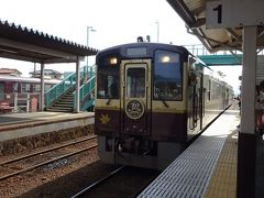 入ってきた電車、GWに嵯峨野でトロッコ列車に乗ったので観光列車と言えばトロッコと思いこんでいたけれど、極々普通の電車でした。