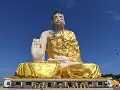 バゴーに向かう途中、チャイトーで世界最大の座像（Google Mapに"World's largest sitting buddha"と記載）を観光します。まだ建設途中で、高さは不明。名前は、そのまんまの"ゴータマブッダ"とガイドさんは言っていました。