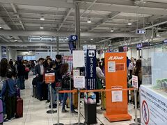飛行機代節約のため、ソウル発券。
ソウルまでjeju航空で向かいます。
関西国際空港第2ターミナル朝は大混雑。
ギリギリに来た人を割り込ませるので、なかなか進まない。