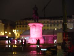 薄暗くなってやっと有名な市電に乗りましたが、すっかり暗くなってしまいました。フィゲイラ広場はなんとピンクのライトアップです。