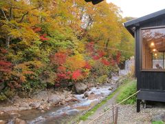 「妙の湯」周りはとても綺麗な紅葉です。