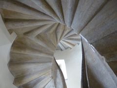 ２重と言っても、階段が両側に弧になり、１階ごとに合流します。８の字を縦にしてジグザグにした感じ？ＤＮＡのように縄状というわけではありませんでした。
写真は下から見上げています。