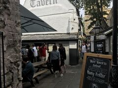 隠れ家的パブ「The Turf Tavern」。
小路の奥にはこんなカフェがありました。
ネットで検索してみると、このお店、クリントン元大統領がオックスフォード大学へ留学時、マリファナを吸引した現場として有名だそうです。大統領選で吸引疑惑があがった時、「英国でマリファナを試したが、肺には吸い込まなかった。」と言い訳したため、店内には「ビル クリントンが違法薬物を吸い込まなかった場所」というユニークな看板があります。