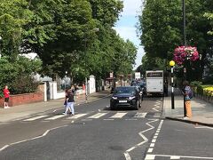 世界で一番有名な横断歩道です。
朝一番に行ったのでまだ人は少なかったが、ポールの家の帰りにはもう人がいっぱいだった。