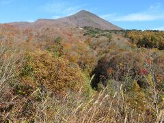 磐梯山ゴールドラインを通って、檜原湖・裏磐梯へ。

山の中に滑滝が見えてはいます。
もう少し落葉しないとハッキリは見えないのですが・・・

山の真下ぐらいです。