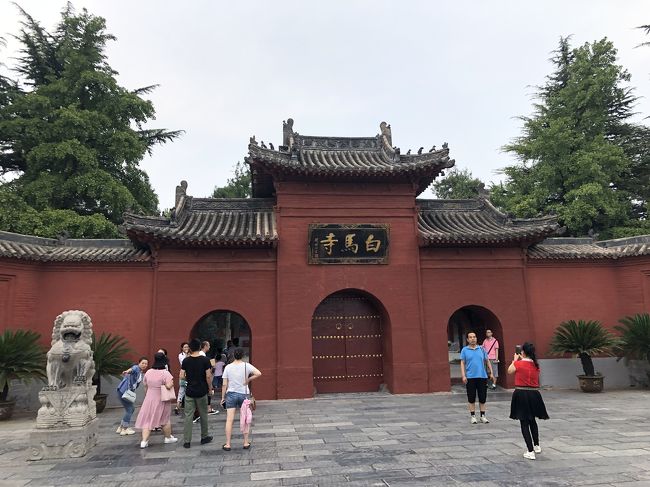 洛陽に移動日にホテルでチェックインの後で白馬寺へ夕方行きました　泰山での筋肉痛はまだのこってます