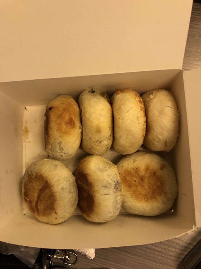 8個入って10元ほどでした　栗餡や黒米など中身は様々　保存料など使ってなくて安心安全らしいです<br />中国にもそんなうりがあるんだと思いながらもとても美味しかったです